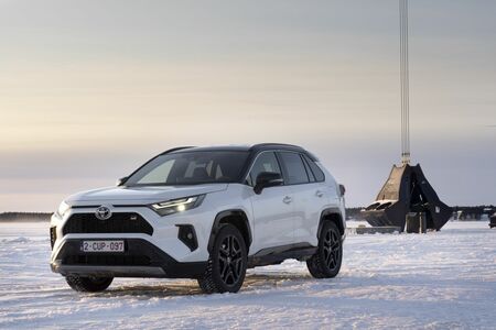 Toyota RAV4 GR SPORT. Dynamiczna stylistyka i jeszcze lepsze właściwości jezdne na drodze i w terenie